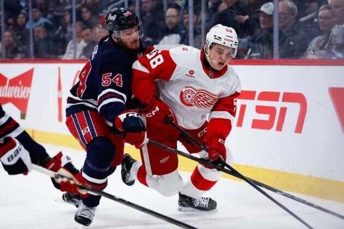 Red Wings score 4 goals in 3rd to beat Jets