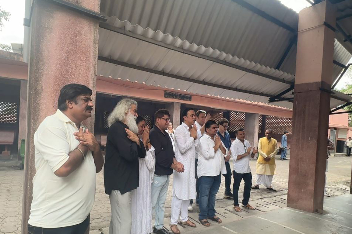 Sarabhai vs Sarabhai' cast bids emotional goodbye to Satish Shah by singing show's title track