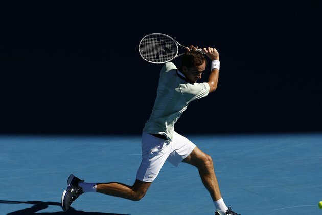 Medvedev makes peace with Aussie crowd after &#039;low IQ&#039; claim