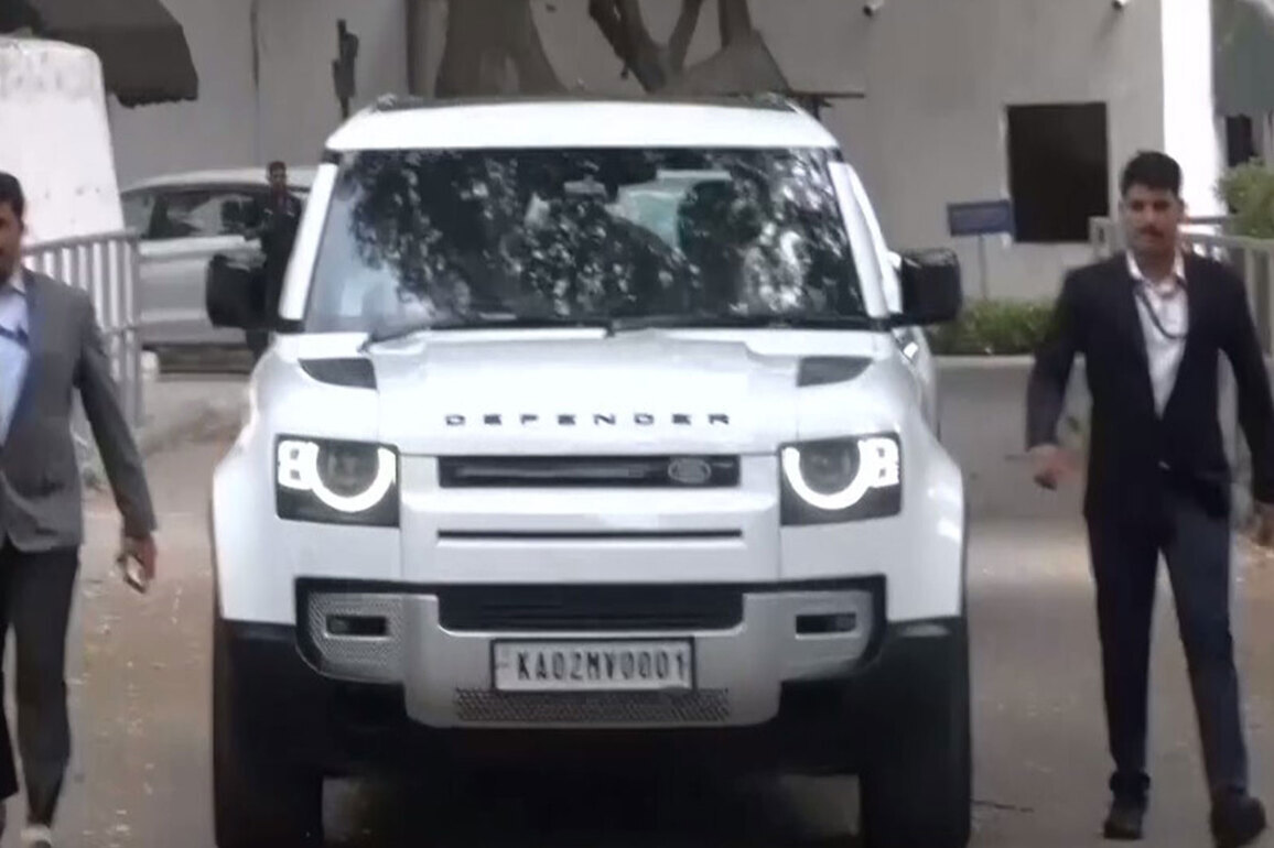 Siddaramaiah, Surjewala leave 10 Janpath after meeting Sonia, Rahul Gandhi; head to Kharge's residence