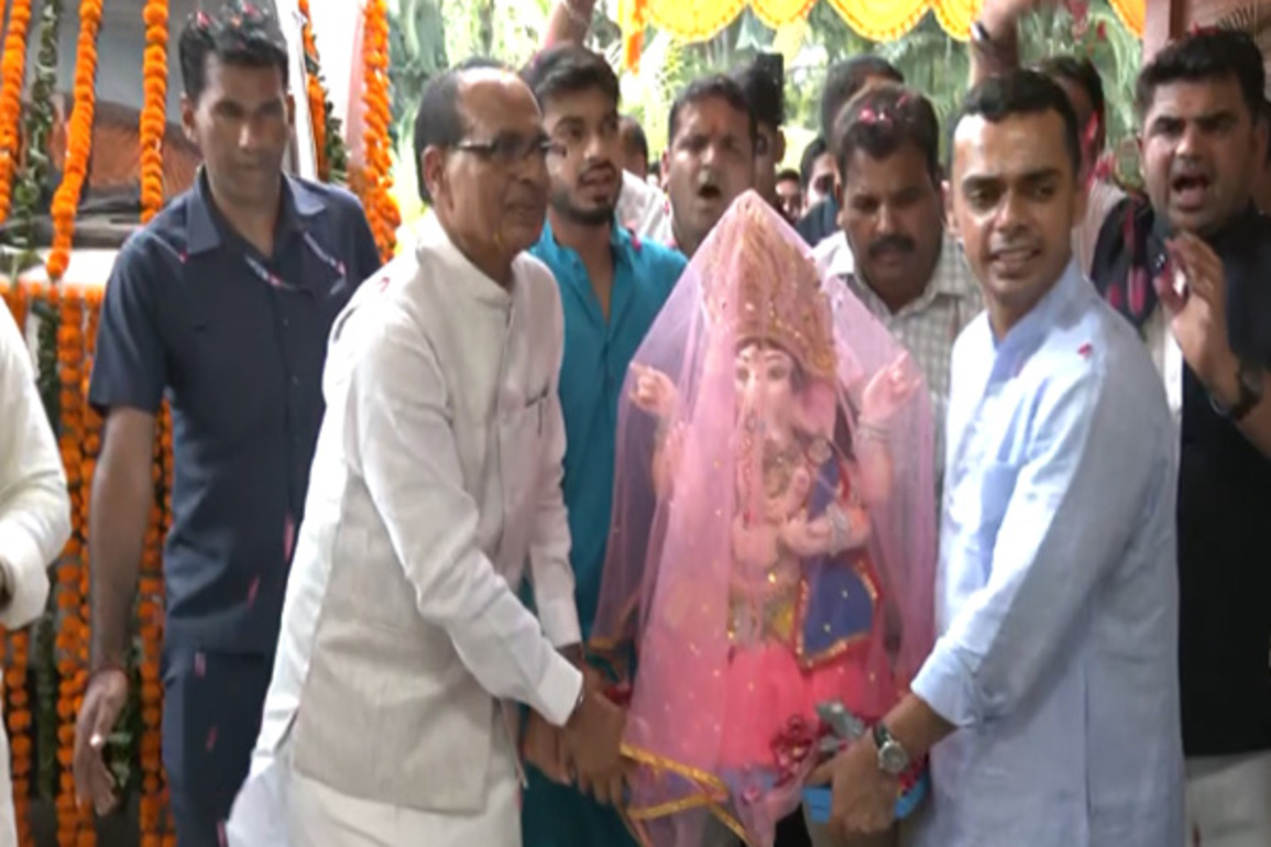 Shivraj Singh Chouhan welcomes Lord Ganesha at Bhopal residence, urges adoption of swadeshi products