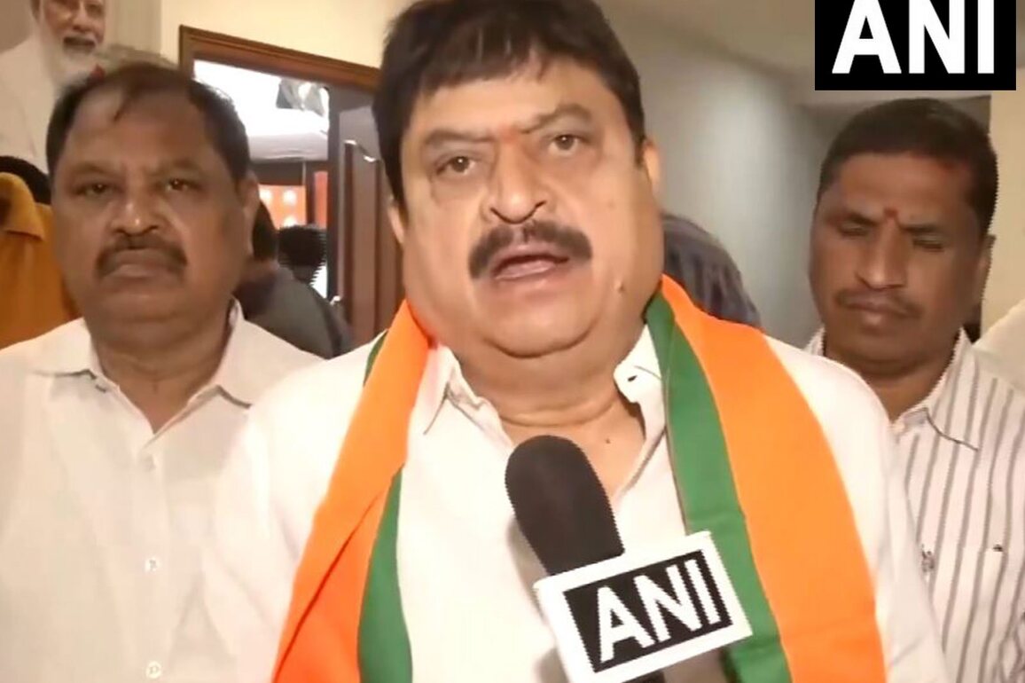 'Due to growing age, he's making objectionable, funny remarks': Telangana BJP Chief slams Mallikarjun Kharge