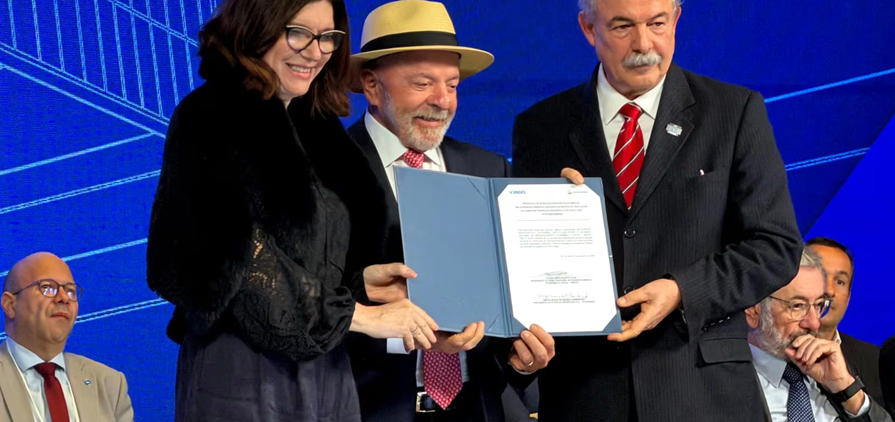 Presidente Lula entre Magda Chambriard, da Petrobras, e Aloizio Mercadante, do BNDES minerais críticos estratégicos vale parceria