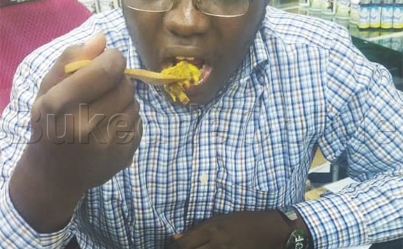 Omukenkufu Nyanzi ng’alya ennyama gy’akola mu ffene. Omukenkufu Nyanzi ng’alya ennyama gy’akola mu ffene.