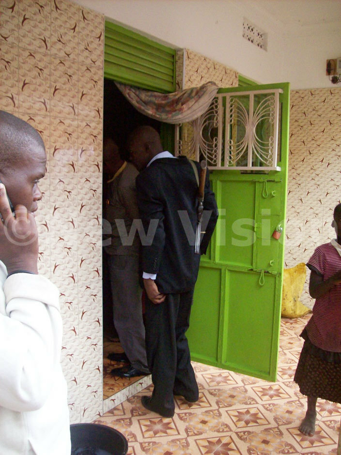  lainclothed security men storm itakules residence in usei ganga 