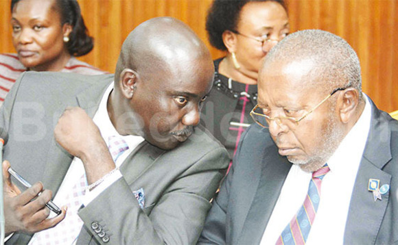 Gavana Mutebile ( ku ddyo) mu kakiiko, Gavana Mutebile ( ku ddyo) mu kakiiko,