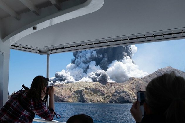 Divers search for remaining bodies from NZ volcanic eruption