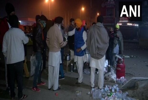 Locals distribute tea to agitating farmers at Singhu border