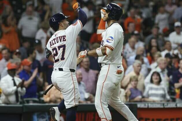 Astros score 4 in 8th to earn comeback win over Yankees