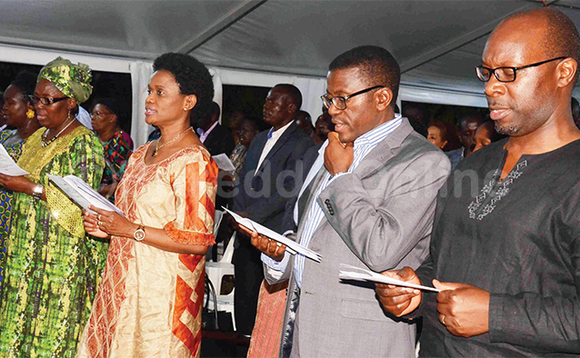 Katikkiro Mayiga, Nnabagereka, Sipiika Rebecca Kadaga, Omumyuka ow'okusatu owa Katikkiro Apollo Makubuya ( ku ddyo) nga bali mu kusabira omwoyo gw'omugenzi. Katikkiro Mayiga, Nnabagereka, Sipiika Rebecca Kadaga, Omumyuka ow'okusatu owa Katikkiro Apollo Makubuya ( ku ddyo) nga bali mu kusabira omwoyo gw'omugenzi.