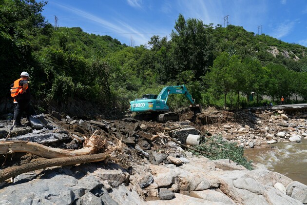 CHINA-BEIJING-RAINSTORM-AFTERMATH-ROAD RESTORATION (CN)