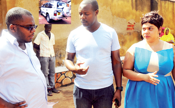 Omuduumizi wa Poliisi y’e Jinja Felix Mugizi (wakati), ng’akkakkanya akakanya Nasif Ismail (ku kkono) ne mwannyina Madina Ismail . Omuduumizi wa Poliisi y’e Jinja Felix Mugizi (wakati), ng’akkakkanya akakanya Nasif Ismail (ku kkono) ne mwannyina Madina Ismail .