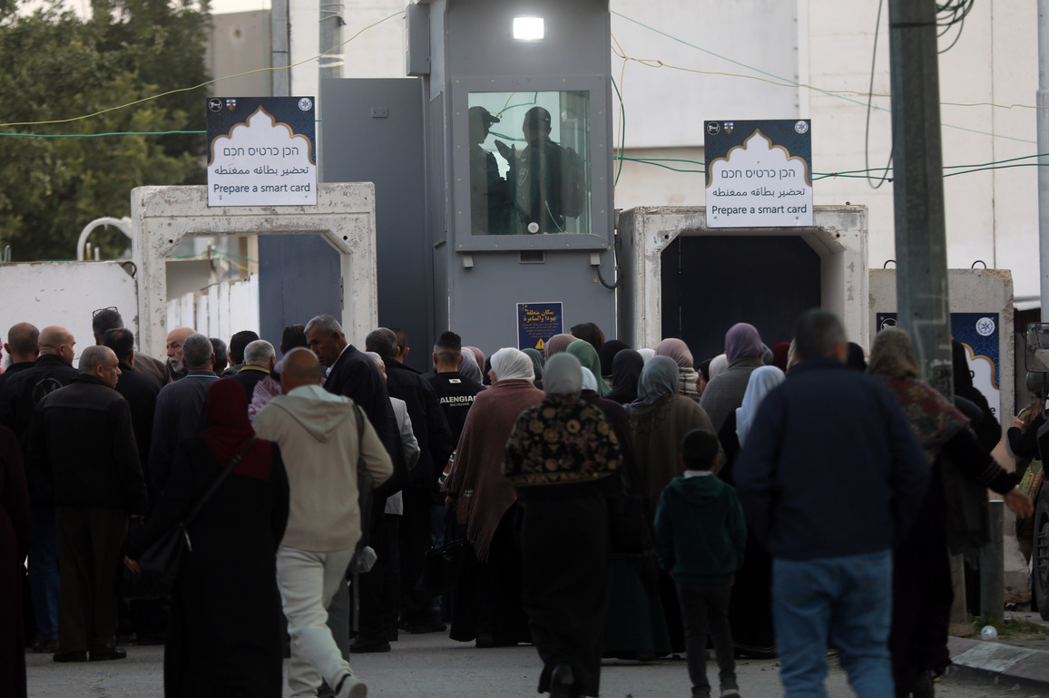 MIDEAST-BETHLEHEM-CHECKPOINT-PRAYER