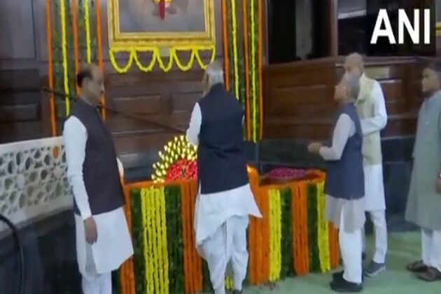 Om Birla, Mallikarjun Kharge, others pay tribute to Bal Gangadhar Tilak on his birth anniversary in Parliament