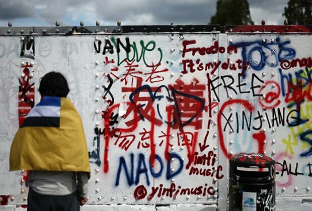 Chinese political slogans in London's Graffiti area sparks row