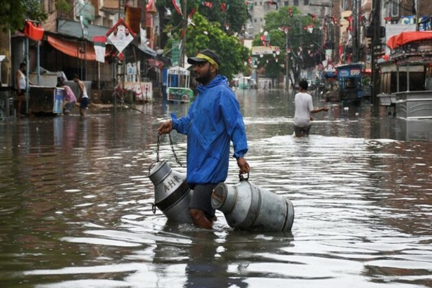 Karachi experiences showers, other provinces in Pak to get heavy rain