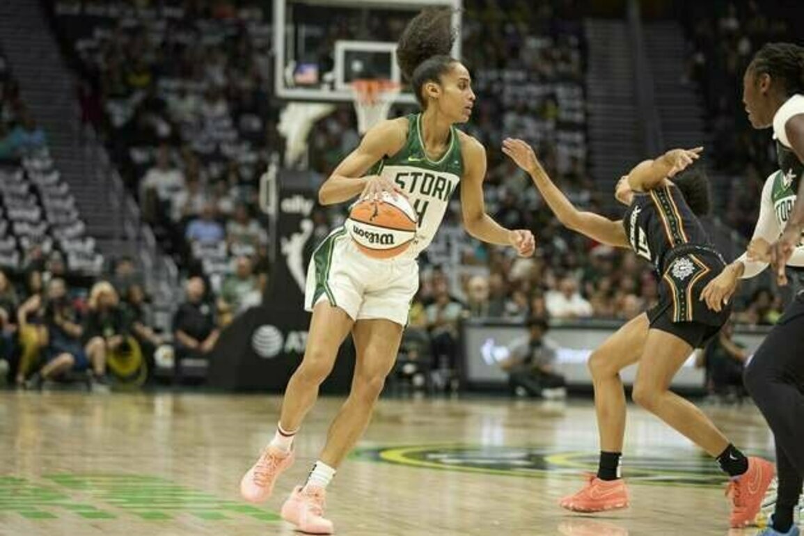 Storm pull away late, avenge loss to Sun