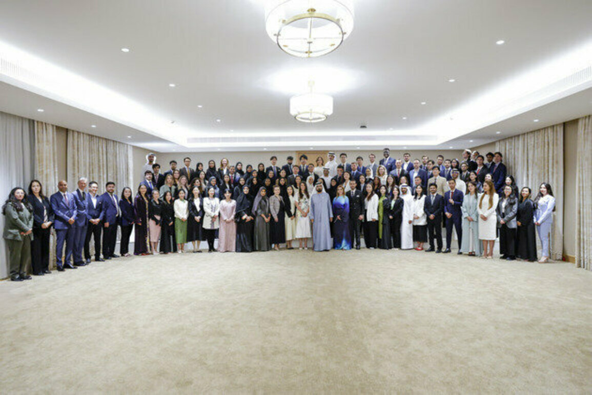 Mohammed bin Rashid meets with alumni of Dubai Business Associates programme