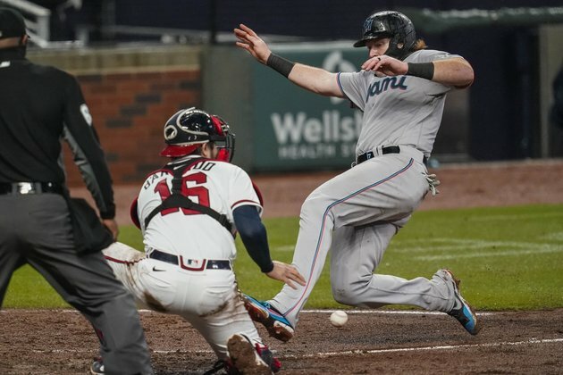 Marlins salvage critical win against sloppy Braves