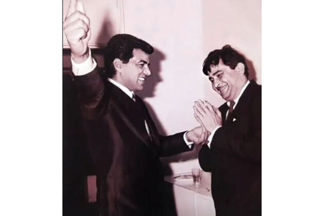Kareena Kapoor shares vintage pictures of legends Dharmendra and Raj Kapoor