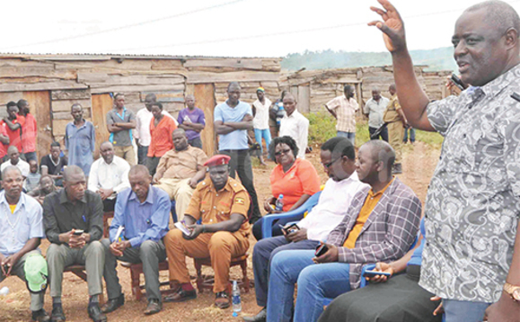 Minisita Ssempijja (ku ddyo) mu lukiiko olwetabyemu abakulembeze n'abavubi. Minisita Ssempijja (ku ddyo) mu lukiiko olwetabyemu abakulembeze n'abavubi.