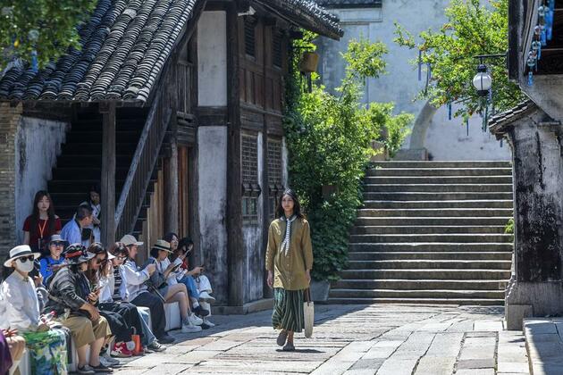 ZhejiangPictorial | 2025 Puyuan Fashion Week launched in E China's water town