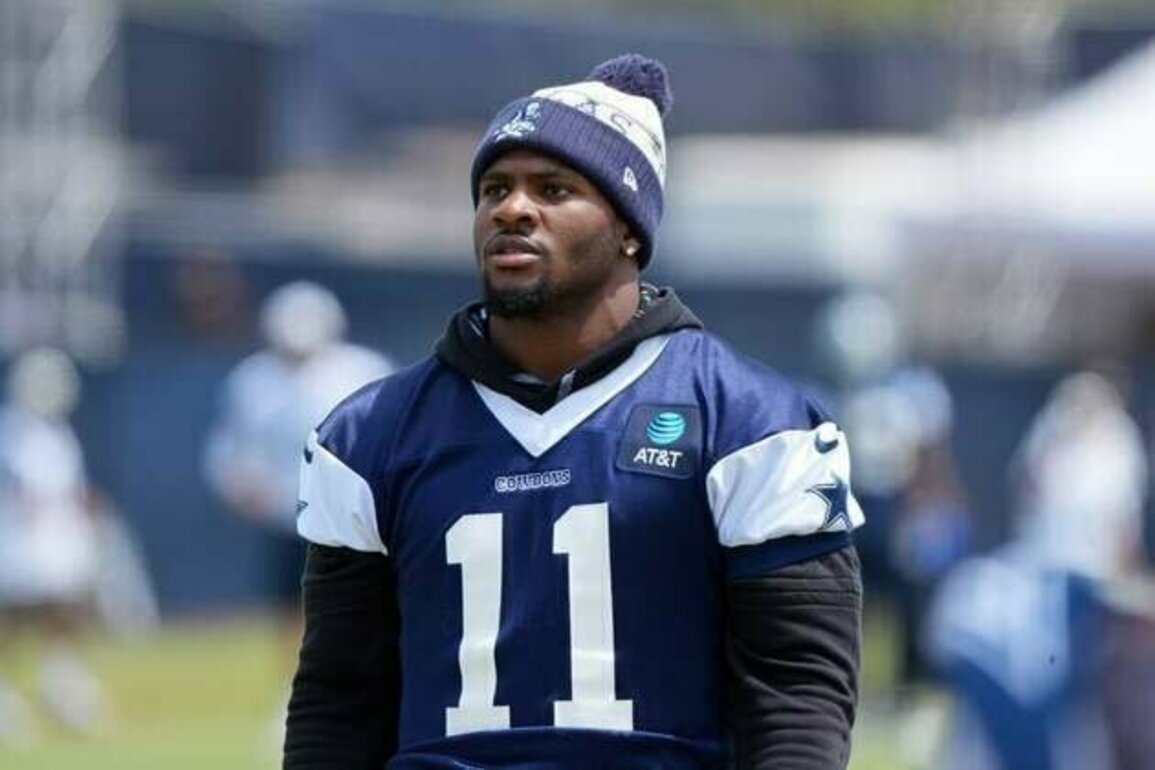 Cowboys' Micah Parsons (back) deemed day-to-day