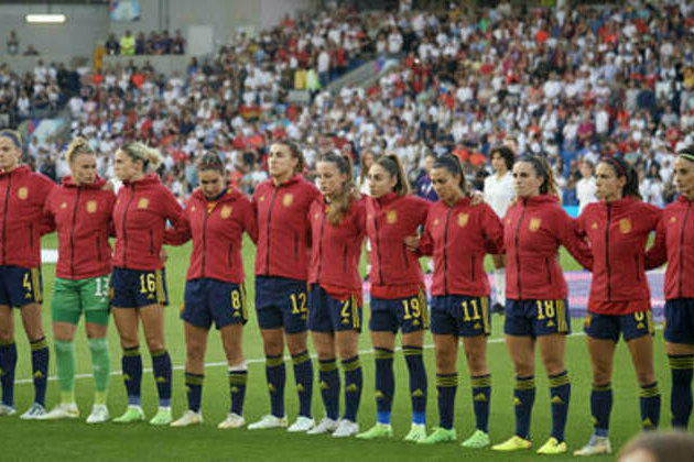 Spanish female football stars threaten mutiny