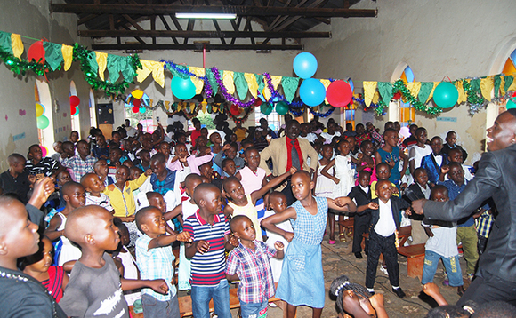 Abaana nga bazinira Yesu gwe baagala okufaanana Abaana nga bazinira Yesu gwe baagala okufaanana