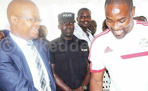 Magogo (ku kkono) ng'abuuza ku Mujib Kasule oluvannyuma lw'okuggyayo empapula wiiki ewedde Magogo (ku kkono) ng'abuuza ku Mujib Kasule oluvannyuma lw'okuggyayo empapula wiiki ewedde