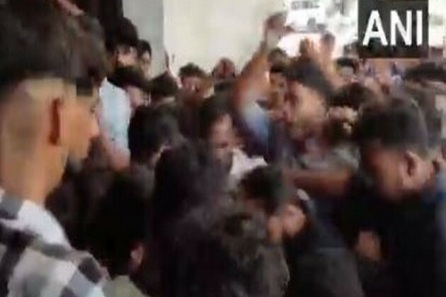 Kerala: SFI activists protest at Kannur University over monitoring committee directive