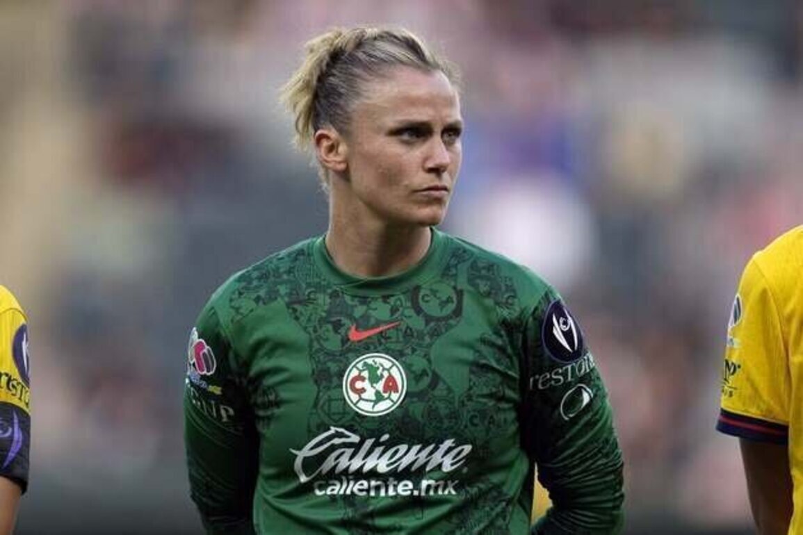 Wave sign Spanish GK Sandra Panos to 3-year deal