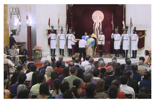 Padma Shri conferred on hockey coach Baldev Singh, Silambam exponent K Pajanivel