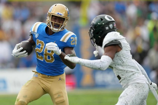 Travis Dye scores 4 TDs, No. 10 Oregon holds on at UCLA