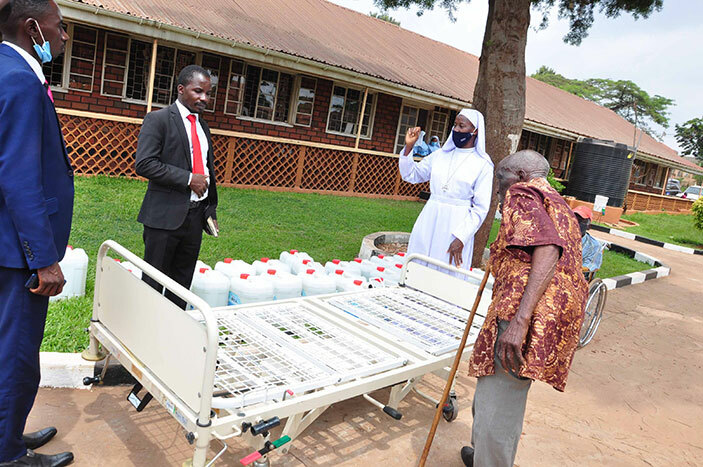 Aloysius Mukasa (wakati mu ssuuti) ng'awaayo ebintu eri bakateeyamba b'e Nalukolongo.
