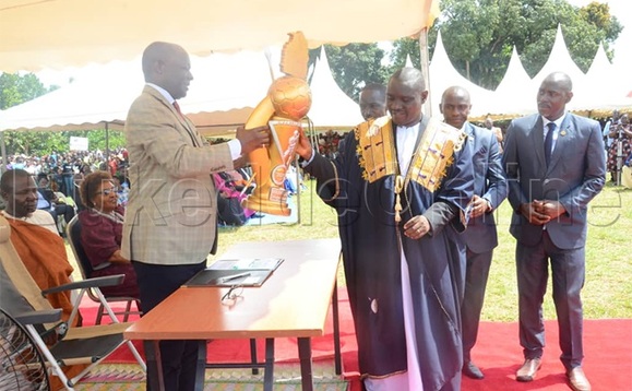 Kabaka ng'akwasa omukungu ejjinja ery'omuwendo Kabaka ng'akwasa omukungu ejjinja ery'omuwendo