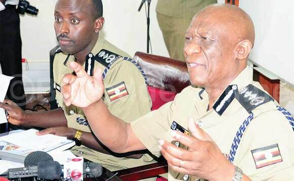 Ochola (ku ddyo) n'omumyuka we Muzeeyi Sabiiti nga bafulumya lipooti. Ochola (ku ddyo) n'omumyuka we Muzeeyi Sabiiti nga bafulumya lipooti.