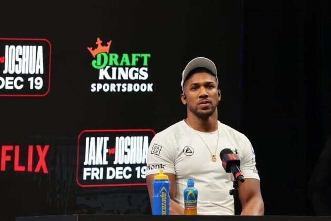 Anthony Joshua pays tribute to friends who died in crash