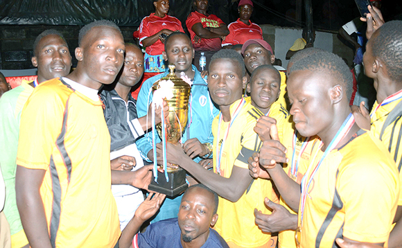 ssentebe wa Freedom Market FC, Saidi Waiswa (owookusatu ku kkono), ng'akwasa Augustin Balinya, kapiteeni wa Kajubi FC, ekikopo. ssentebe wa Freedom Market FC, Saidi Waiswa (owookusatu ku kkono), ng'akwasa Augustin Balinya, kapiteeni wa Kajubi FC, ekikopo.