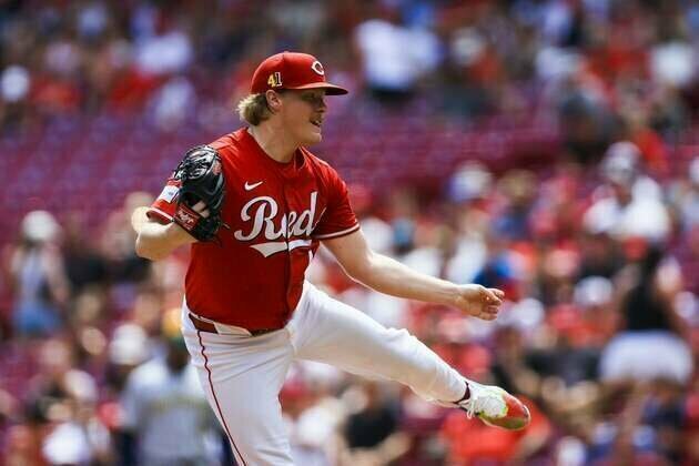Reds snap Brewers' winning streak in extras