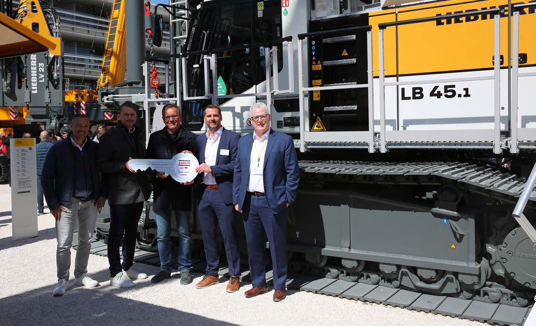 Thoms Fischer, Markus Neu and Thomas Held (Züblin Spezialtiefbau / Strabag) at the handover with Christopher Dona and Sascha Bechter (Liebherr-Werk Nenzing) (left to right)