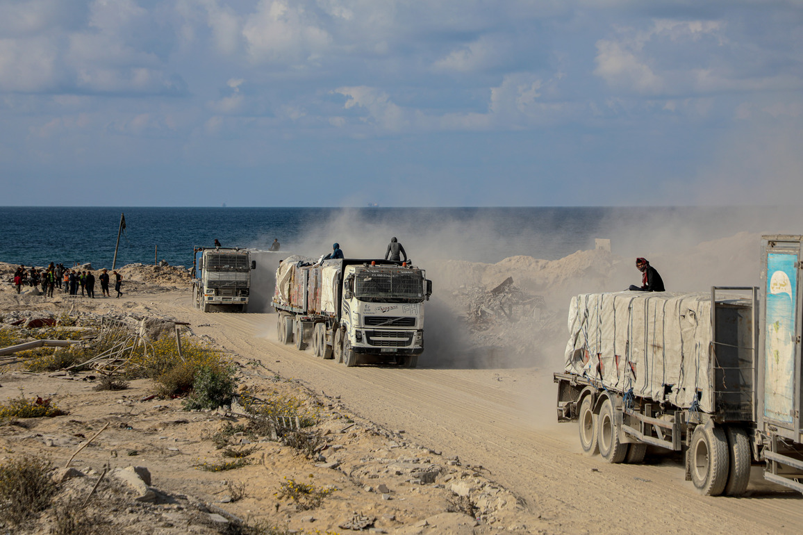 MIDEAST-GAZA CITY-ZIKIM CROSSING-TRUCKS