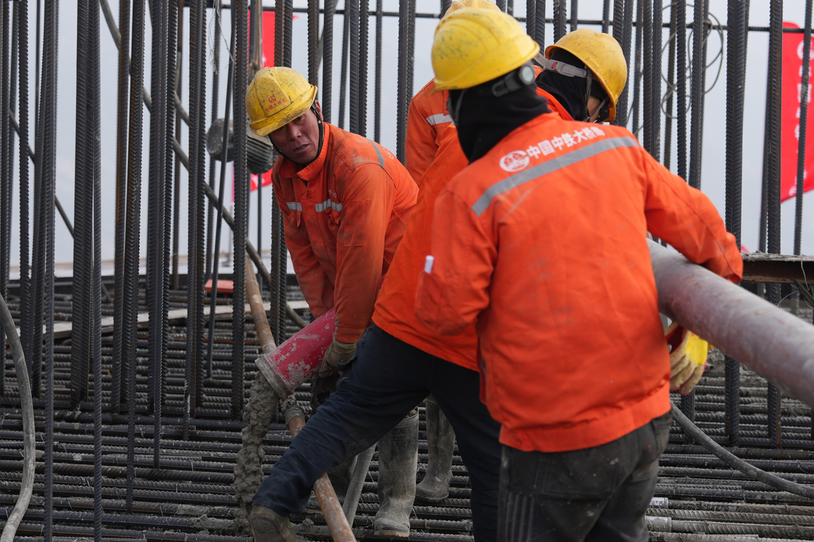 (ZhejiangPictorial)CHINA-ZHEJIANG-ZHOUSHAN-BRIDGE TOWER-TOPPING-OUT