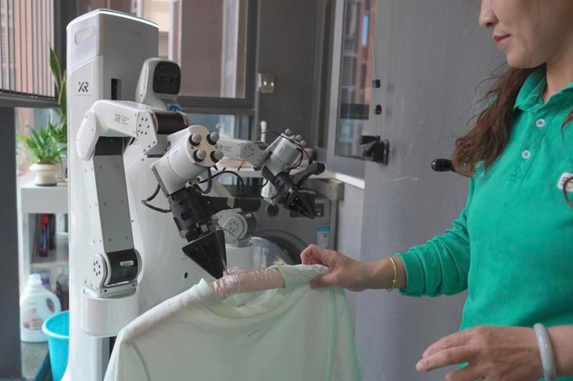 Chinese companies roll out human-robot home cleaning services
