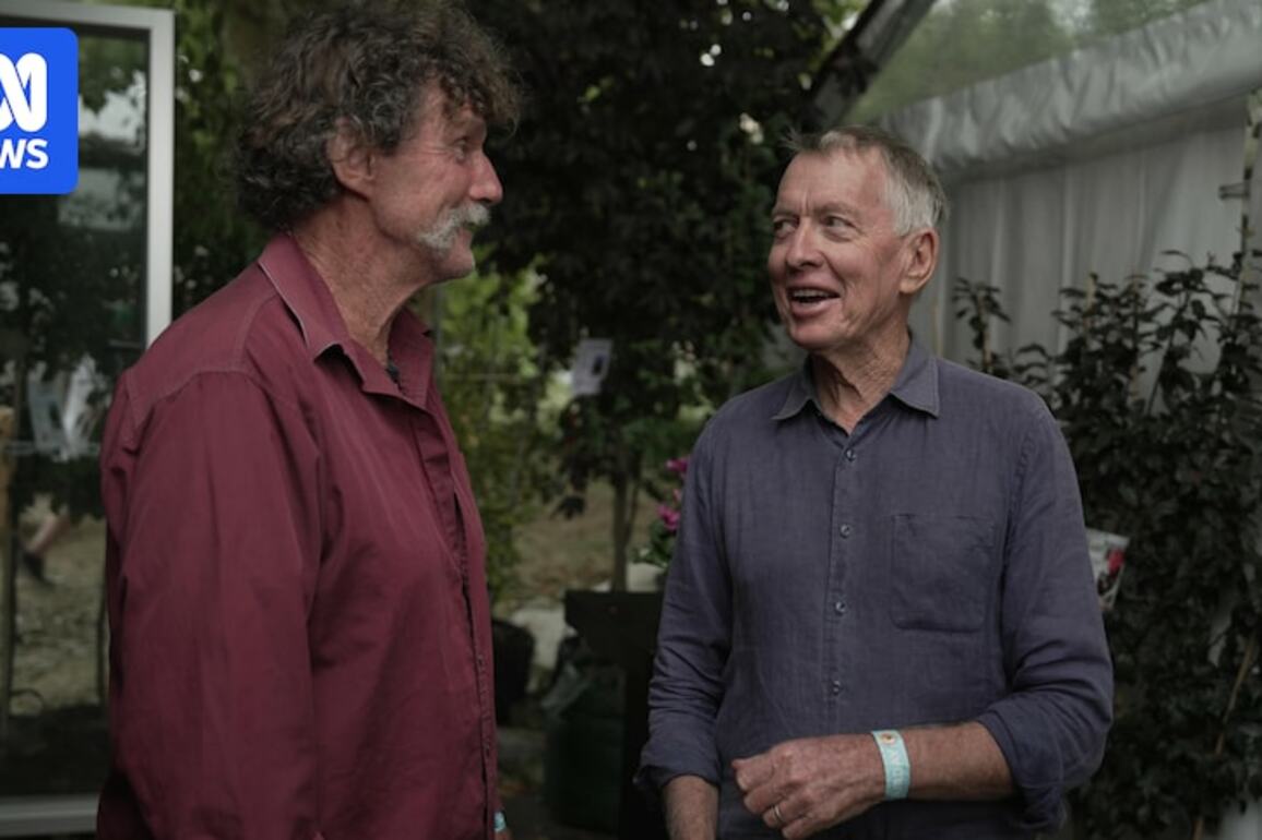 Extraordinary friendship between self-confessed plant geeks after gardens destroyed by bushfire
