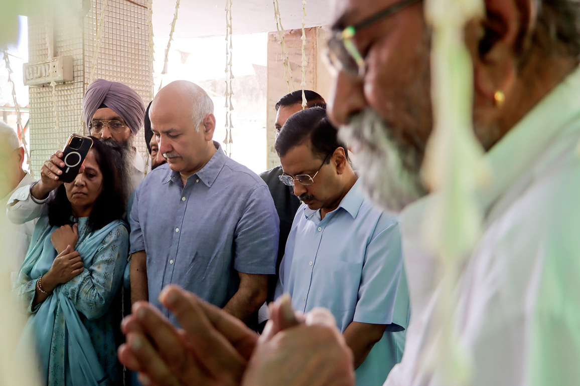 PIL seeks deregistration of AAP, disqualification of Kejriwal, Sisodia over refusal to appear before Delhi HC Judge in excise case