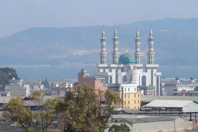 China: Ethnic minority Muslims surround mosque to prevent authorities from removing its dome, minarets