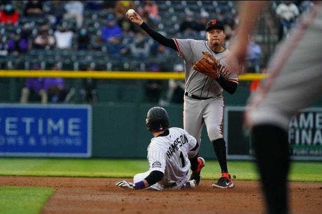 Rockies rally for walk-off win to split DH with Giants