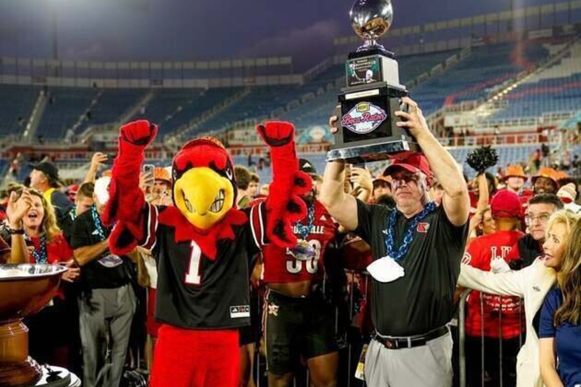 Louisville holds off Toledo in Boca Raton Bowl; Jeff Brohm declines comment on Michigan