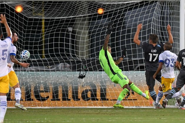 Minnesota blitzes Earthquakes to reach semifinals